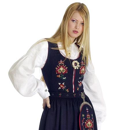 Kvinnebunad fra Sykkylven 1